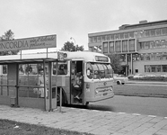 855049 Afbeelding van stadsbuslijn 6 naar Zuilen, waar mensen instappen, bij een abri op de Nijenoord te Utrecht.